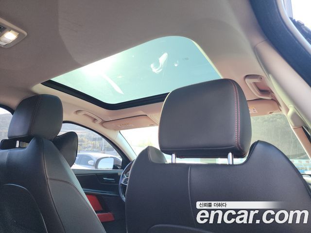 Jaguar XE — interior
