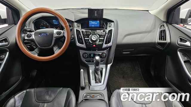 Ford Focus — interior
