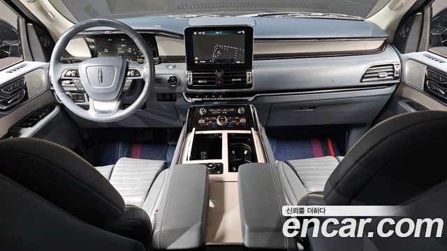 Lincoln Navigator — interior