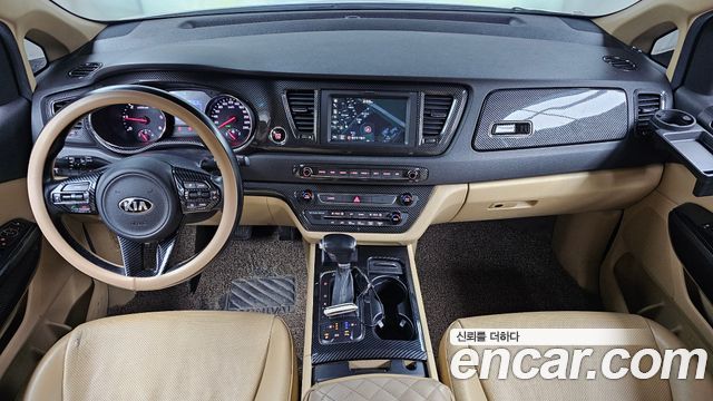 Kia Carnival — interior