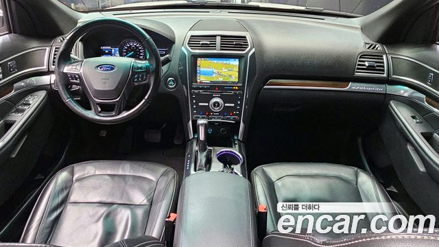 Ford Explorer — interior