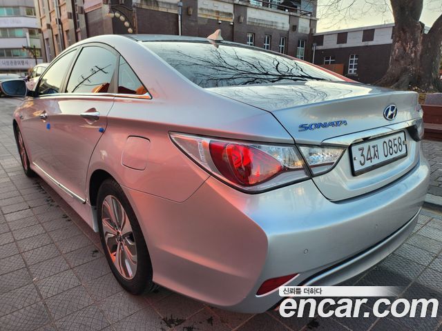 Hyundai Sonata — interior