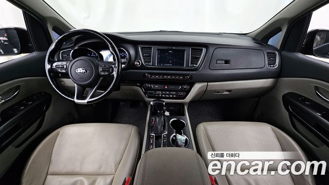 Kia Carnival — interior