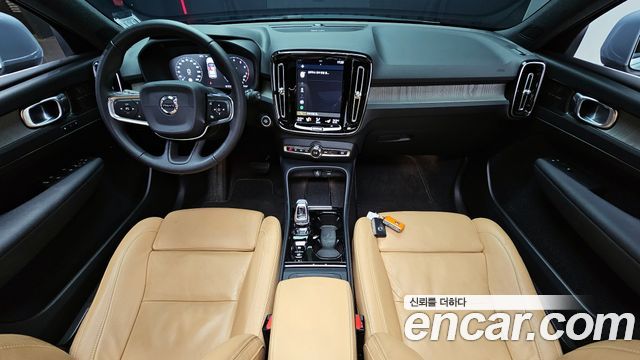 Volvo XC40 — interior