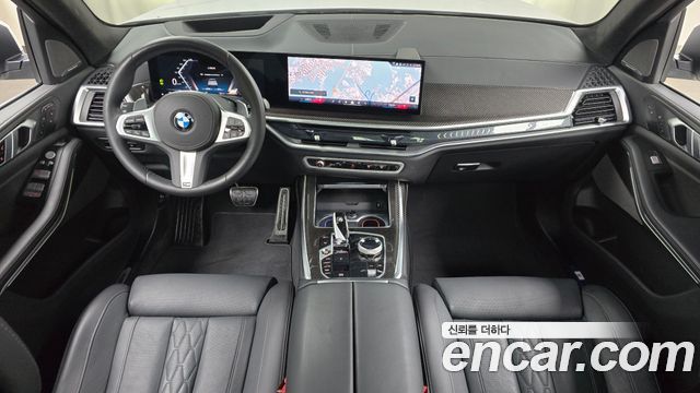 BMW X7 — interior
