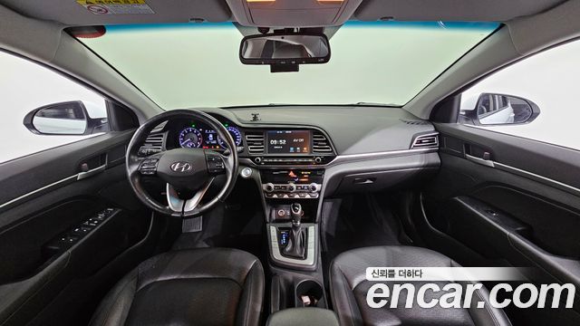 Hyundai Avante — interior