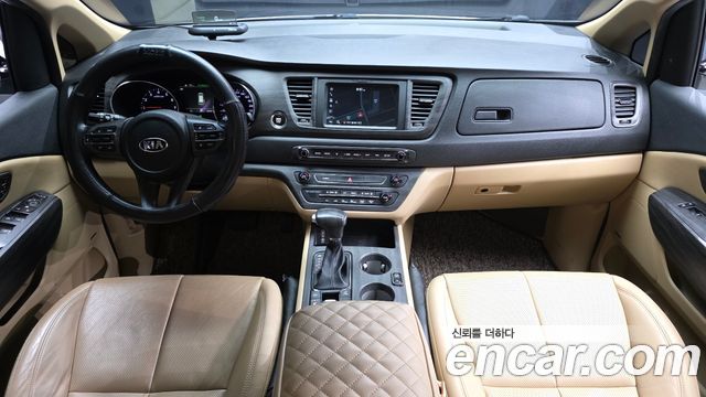 Kia Carnival — interior