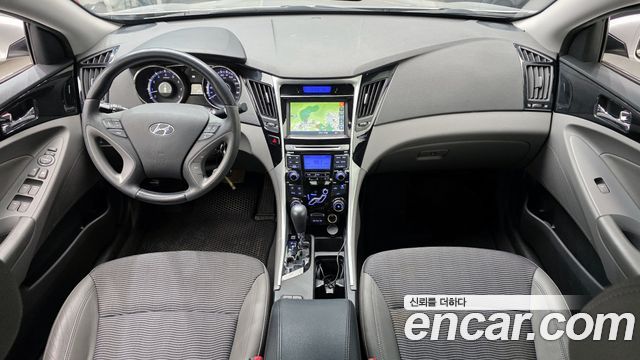 Hyundai Sonata — interior