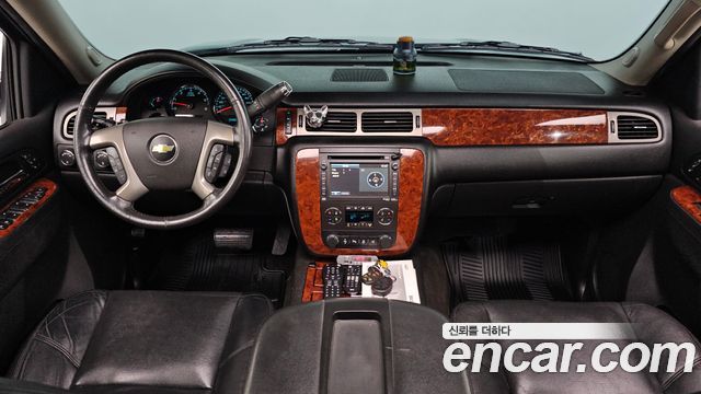 Chevrolet Suburban Van — interior