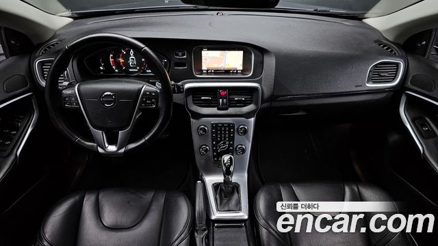 Volvo V40 — interior