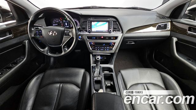 Hyundai Sonata — interior