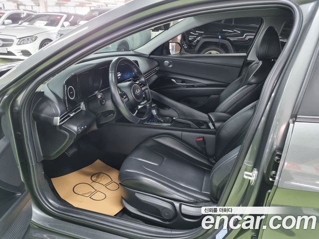 Hyundai Avante — interior