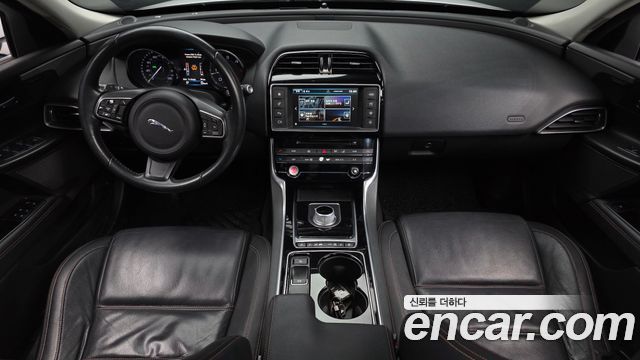 Jaguar XE — interior