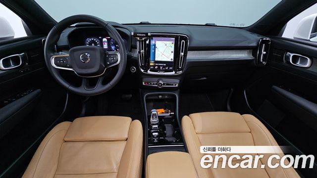 Volvo XC40 — interior