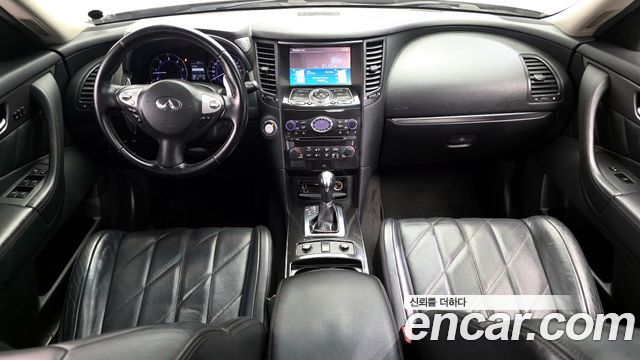 Infiniti QX70 — interior