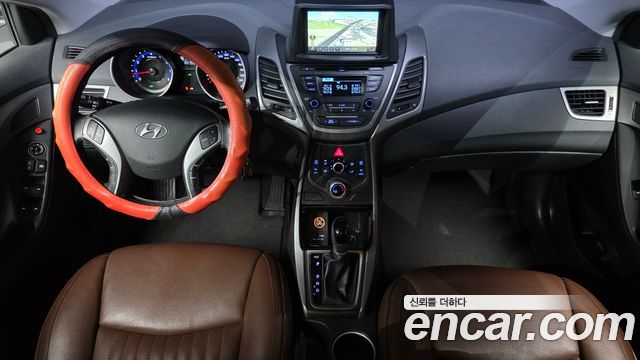 Hyundai Avante — interior