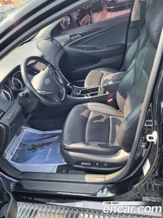 Hyundai Sonata — interior