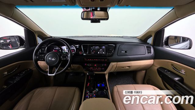 Kia Carnival — interior