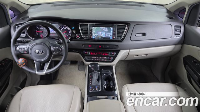 Kia Carnival — interior