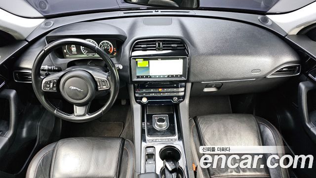 Jaguar F-Pace — interior