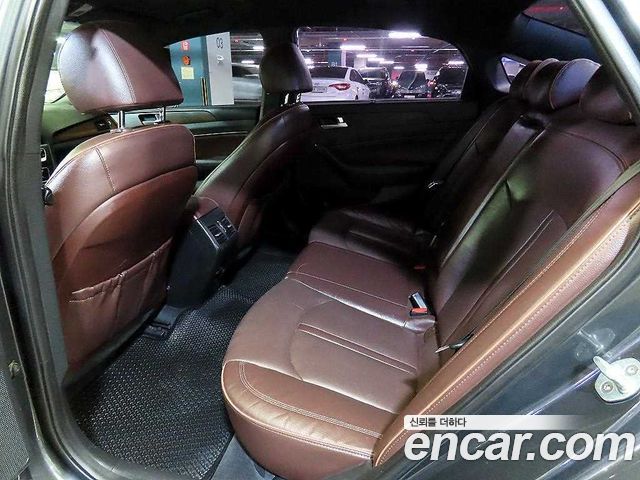 Hyundai Sonata — interior