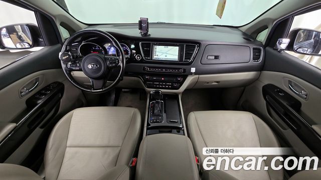 Kia Carnival — interior