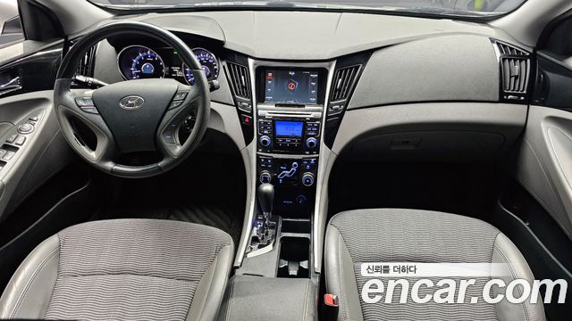 Hyundai Sonata — interior