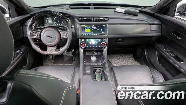 Jaguar XF — interior