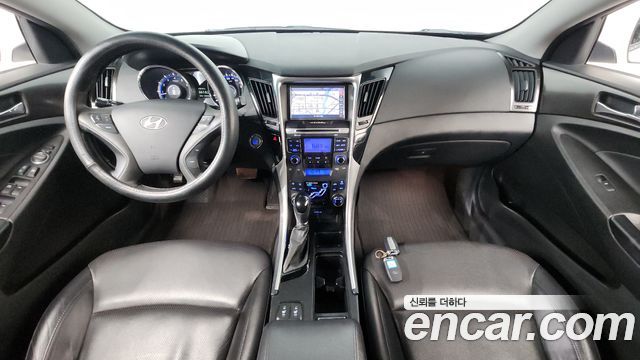 Hyundai Sonata — interior