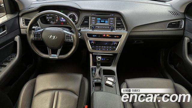 Hyundai Sonata — interior
