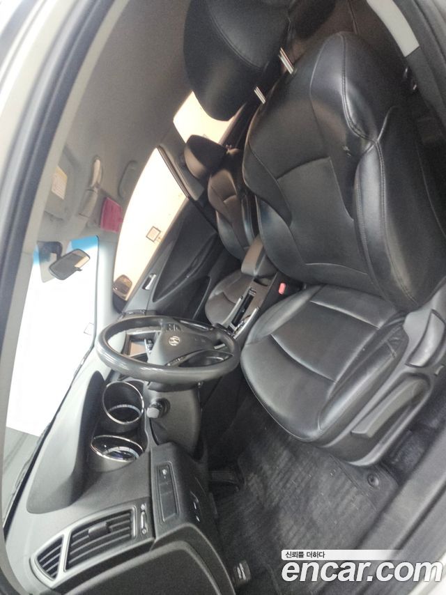 Hyundai Sonata — interior