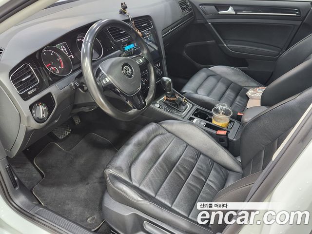 Volkswagen Golf — interior