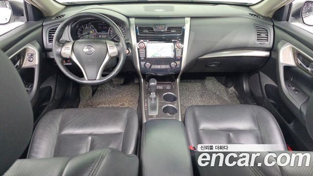 Nissan Altima — interior