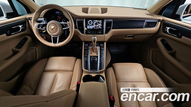 Porsche Macan — interior