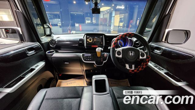 Honda N-BOX — interior