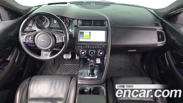 Jaguar E-Pace — interior