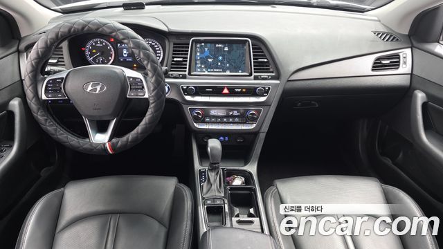 Hyundai Sonata — interior