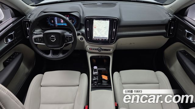 Volvo XC40 — interior