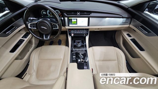 Jaguar XF — interior