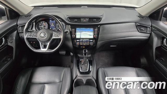 Nissan X-Trail — interior