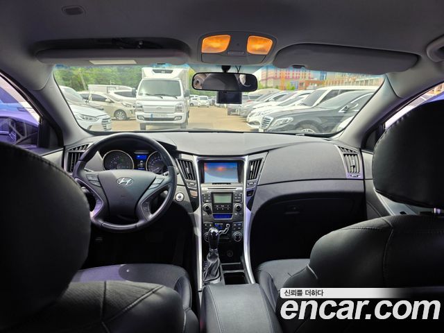 Hyundai Sonata — interior