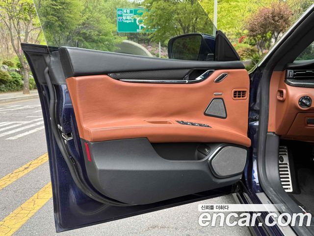 Maserati Quattroporte — interior