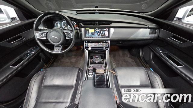 Jaguar XF — interior