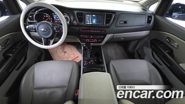 Kia Carnival — interior