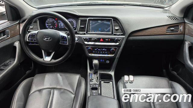 Hyundai Sonata — interior