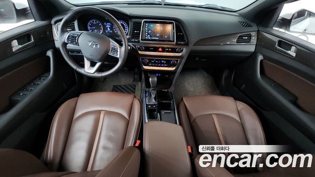 Hyundai Sonata — interior