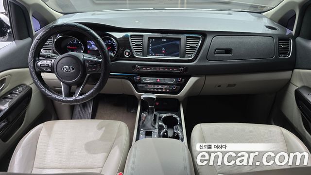Kia Carnival — interior