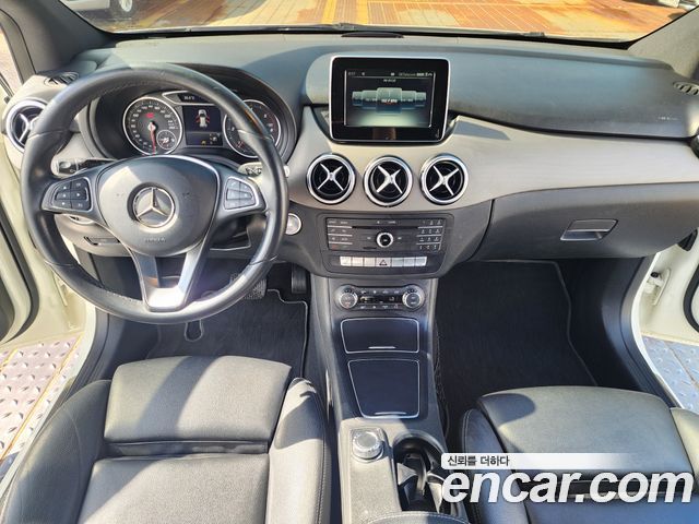 Mercedes-Benz B-Class — interior