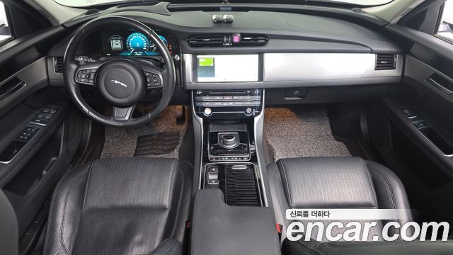 Jaguar XF — interior