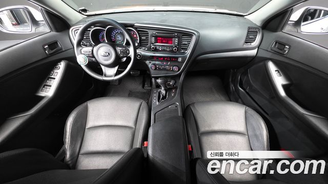 Kia K5 — interior